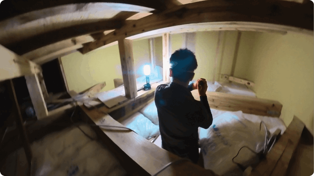 小屋裏で調査している様子