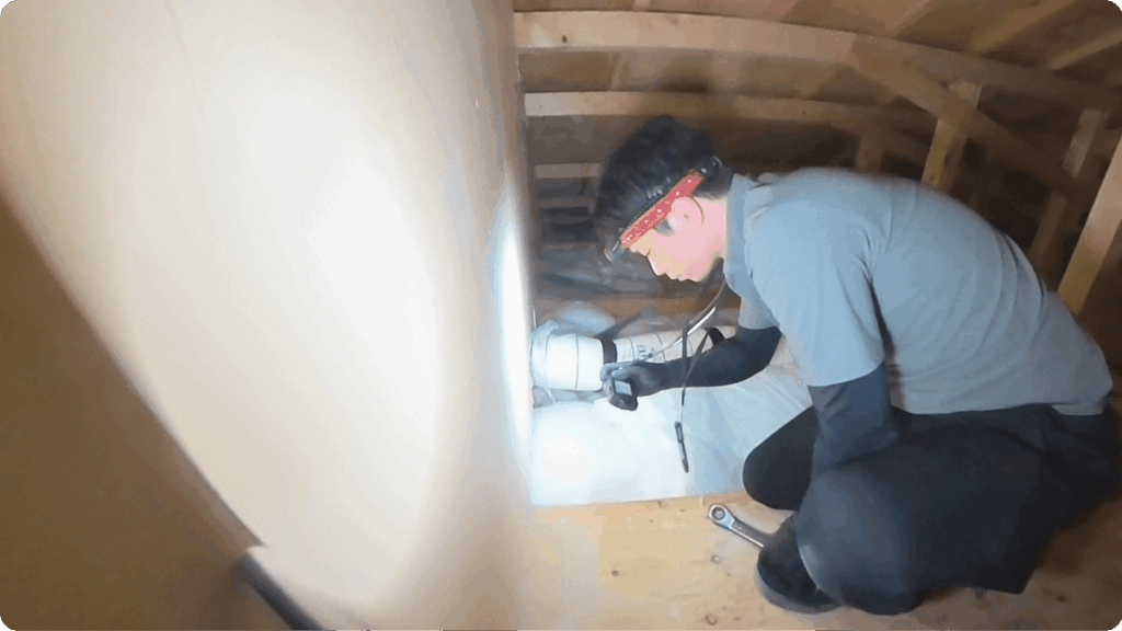 小屋裏での調査の様子